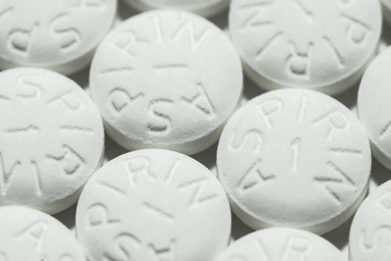 Aspirin làm tăng nguy cơ chảy máu ở bệnh nhân tim mạch.