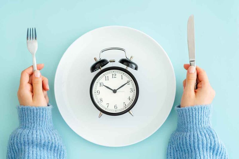 Bỏ bữa sáng cũng là cách để thực hiện intermittent fasting. 