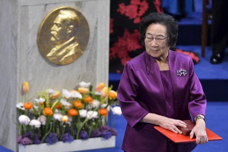 Tu Youyou nhận được giải Nobel cho khám phá về Thanh hao hoa vàng. 