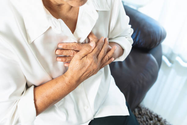 Phụ nữ thường lên cơn đau tim khi đã lớn tuổi. 