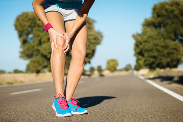 Đau khớp gối cũng có thể gây chấn thương chân.