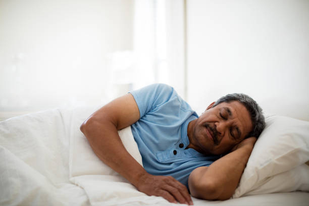 Người lớn tuổi vẫn trải qua 4 giai đoạn của giấc ngủ như bình thường. 