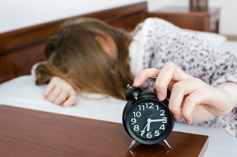 Nếu bạn thức dậy và đi ngủ vào một khung thời gian nhất định mỗi ngày, đồng hồ sinh học bên trong cơ thể sẽ được đồng bộ hoá.