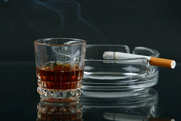 Những thói quen thường thấy ở nam giới như hút thuốc và uống rượu cũng có thể gây tổn hại đến hoạt động tình dục.